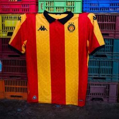 Koszulka domowa ES Tunis 2025/26. Czerwone koszulki sportowe męskie Kappa, bez wzorów, bez ramiączek, do piłki nożnej. Za 369.83 zł.