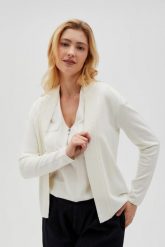 Wiskozowy sweter biały. Białe swetry nierozpinane damskie MOODO, l, bez wzorów, z poliamidu, bez kołnierzyka, bez ramiączek. W wyprzedaży za 49.99 zł.