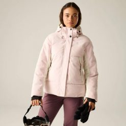 Damska kurtka narciarska Neve. Czarne kurtki sportowe damskie Dare 2B, bez wzorów, z materiału, bez ramiączek, z kapturem, narciarskie. Za 567.00 zł.