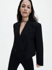 Krótki żakiet - czarny. Czarne marynarki i żakiety damskie Reserved, bez wzorów, z tkaniny, bez kołnierzyka, bez ramiączek. W wyprzedaży za 99.99 zł.
