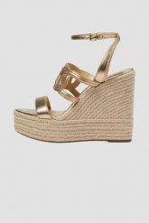 MICHAEL KORS Złote sandały Alma Wedge Espadrille. Żółte sandały damskie Michael Kors, bez wzorów, bez obcasa, bez zapięcia. W wyprzedaży za 699.99 zł.