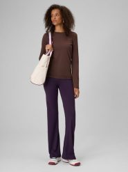 4F Legginsy dzianinowe z rozszerzanymi nogawkami damskie - fioletowe M. Fioletowe legginsy damskie 4F, bez wzorów, z dzianiny. Za 149.99 zł.
