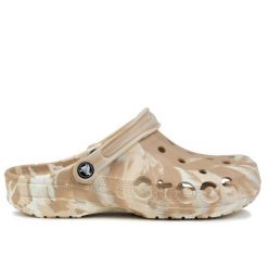 Klapki sportowe unisex Crocs BAYA MARBLED CLOG. Brązowe klapki damskie Crocs, bez wzorów, sportowe, bez obcasa, bez zapięcia. Za 179.00 zł.