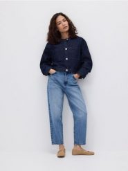 Jeansy mom fit slim z krótszą nogawką - niebieski. Niebieskie jeansy damskie Reserved, bez wzorów, z bawełny, krótkie. Za 129.99 zł.