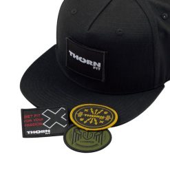Czapka z daszkiem dla dorosłych THORN FIT Patch Snapback. Czarne czapki damskie THORN FIT, bez wzorów, sportowe. W wyprzedaży za 89.90 zł.