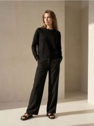 Sweter chunky z koronkowym wykończeniem - czarny. Czarne swetry nierozpinane damskie Sinsay, l, bez wzorów, z koronki, bez kołnierzyka, bez ramiączek. Za 39.99 zł.