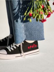 Trampki z haftowanymi kwiatami - czarny. Czarne trampki i tenisówki damskie Sinsay, bez wzorów, bez zapięcia. Za 25.99 zł.