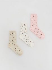 Wzorzyste skarpetki 3 pack - złamana biel. Skarpetki damskie Reserved, bez wzorów. W wyprzedaży za 27.99 zł.