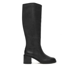 Kozaki Clarks. Czarne kozaki damskie Clarks, bez wzorów, bez obcasa, na słupku, bez zapięcia. Za 879.99 zł.