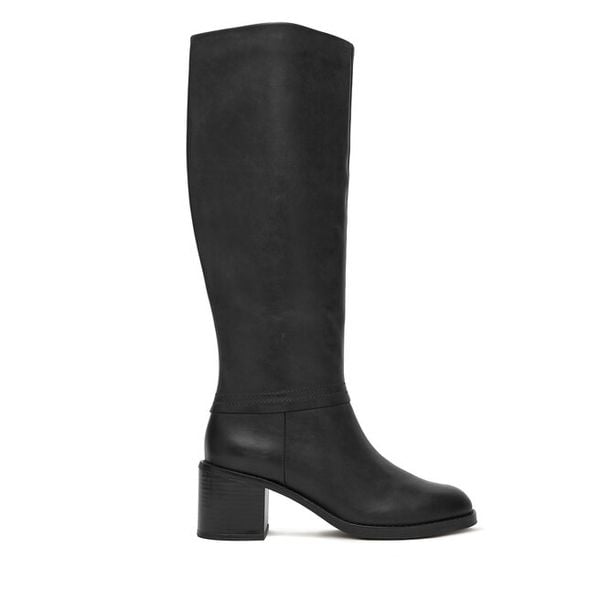 Kozaki Clarks. Czarne kozaki damskie Clarks, bez wzorów, bez obcasa, na słupku, bez zapięcia. Za 529.99 zł.