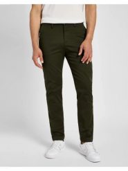 LEE MĘSKIE SPODNIE MATERIAŁOWE SLIM CHINO OLIVE NIGHT 112355772 L71L016192. Zielone eleganckie spodnie męskie Lee, bez wzorów, z bawełny. W wyprzedaży za 119.99 zł.