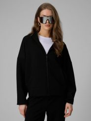 4F Bluza dresowa regular z kapturem damska - czarna S. Czarne bluzy damskie 4F, s, bez wzorów, z dresówki, klasyczne, bez ramiączek, z kapturem. Za 199.99 zł.