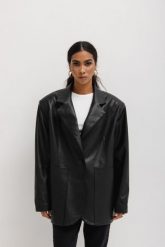 Marynarka oversize z eko skóry w kolorze CZARNYM - HARLEY LEATHER. Czarne marynarki i żakiety damskie Marsala, bez wzorów, z elastanu, eleganckie, bez kołnierzyka, bez ramiączek. Za 439.90 zł.