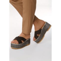 Czarne Klapki Antihistory. Czarne klapki damskie Born2be, z aplikacjami, bez obcasa, na koturnie, bez zapięcia. Za 49.99 zł.