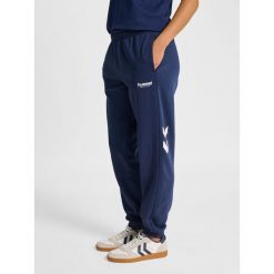 Damskie spodnie dresowe Hummel Legacy 2.0. Niebieskie spodnie dresowe damskie Hummel, na lato, bez wzorów, z dresówki, sportowe, trekkingowe. Za 269.50 zł.
