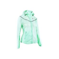 Kurtka przeciwdeszczowa do biegania KIPRUN LIGHT damska. Zielone kurtki sportowe damskie KALENJI, bez wzorów, z materiału, bez ramiączek, bez kaptura, do biegania. Za 149.99 zł.