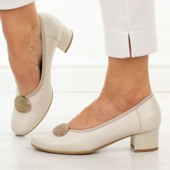 Beżowe skórzane Polskie czółenka damskie Suzana 4505. Brązowe czółenka damskie Suzana, na lato, z aplikacjami, ze skóry, eleganckie, z okrągłym noskiem, bez obcasa, na obcasie, bez zapięcia. Za 429.00 zł.