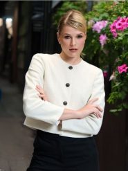 Krótki żakiet - kremowy. Białe marynarki i żakiety damskie Sinsay, bez wzorów, z materiału, bez kołnierzyka, bez ramiączek. Za 79.99 zł.