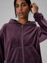 4F Bluza welurowa regular bez kaptura damska - fioletowa XL. Fioletowe bluzy damskie 4F, xl, bez wzorów, z weluru, klasyczne, bez ramiączek, bez kaptura. Za 169.99 zł.