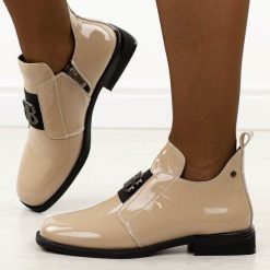 Beżowe lakierowane skórzane botki damskie Filippo Dbt4763/25. Brązowe botki damskie Filippo, na jesień, z aplikacjami, z jeansu, eleganckie, z okrągłym noskiem, bez obcasa, na obcasie, bez zapięcia. Za 319.00 zł.