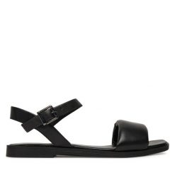 Sandały Lasocki. Czarne sandały damskie Lasocki, bez wzorów, bez obcasa, na płaskiej podeszwie, bez zapięcia. Za 169.99 zł.