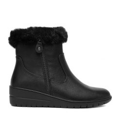Botki Clara Barson. Czarne botki damskie Clara Barson, bez wzorów, bez obcasa, na koturnie, bez zapięcia. Za 169.99 zł.