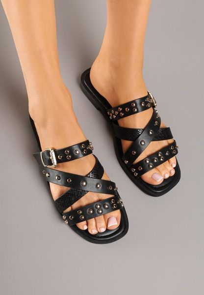 Czarne Klapki z Nitami i Klamrą Ronaliae. Czarne klapki damskie Renee, na lato, z aplikacjami, eleganckie, bez obcasa, na płaskiej podeszwie, bez zapięcia. Za 64.99 zł.