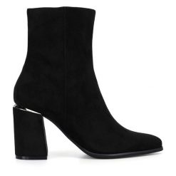 Botki Nine West. Czarne botki damskie Nine West, bez wzorów, bez obcasa, na słupku, bez zapięcia. Za 279.99 zł.