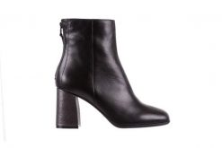 Botki Bayla-174 MG0121 Czarne Lico, Skóra naturalna - 40. Czarne botki damskie Bayla, na jesień, bez wzorów, ze skóry, eleganckie, bez obcasa, bez zapięcia. W wyprzedaży za 149.00 zł.