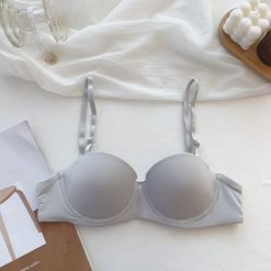 Biustonosz balkonetka push-up z regulowanymi ramiączkami Arnetta. Czarne biustonosze Intica, bez wzorów. W wyprzedaży za 69.00 zł.