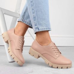 Półbuty damskie oksfordki róż M.Daszyński MR23119-5. Czerwone półbuty damskie M.Daszyński, bez wzorów, ze skóry ekologicznej, bez obcasa, na obcasie, bez zapięcia. Za 159.99 zł.