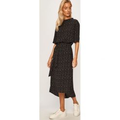 Jacqueline de Yong - Sukienka. Czarne sukienki damskie Jacqueline de Yong, na co dzień, bez wzorów, z materiału, casualowe, bez kołnierzyka, bez ramiączek, midi, proste. Za 119.90 zł.