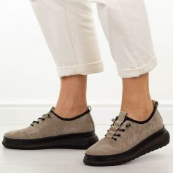 Fango ażurowane skórzane półbuty damskie Jezzi 135. Brązowe półbuty damskie Jezzi, na jesień, bez wzorów, z jeansu, klasyczne, z okrągłym noskiem, bez obcasa, na platformie, bez zapięcia. Za 239.00 zł.