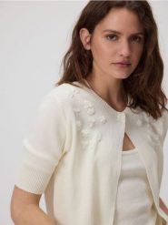 Sweter z dzianinowym topem - złamana biel. Swetry nierozpinane damskie Reserved, l, bez wzorów, z bawełny, bez kołnierzyka, bez ramiączek. W wyprzedaży za 119.99 zł.
