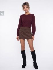 Sweter regular fit z dekoracyjnymi guzikami na mankiecie - fioletowy. Fioletowe swetry nierozpinane damskie Sinsay, l, bez wzorów, bez kołnierzyka, bez ramiączek. Za 45.99 zł.