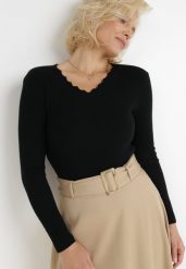Czarny Sweter Rhodehe. Czarne swetry nierozpinane damskie Born2be, s, bez wzorów, z bawełny, klasyczne, bez kołnierzyka, bez ramiączek. Za 19.99 zł.