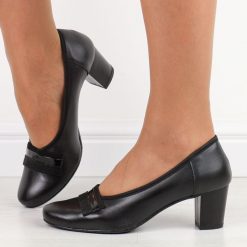 Czarne skórzane Polskie czółenka damskie na słupku Gregors 937. Czarne czółenka damskie GREGORS, bez wzorów, ze skóry, eleganckie, bez obcasa, na obcasie, bez zapięcia. Za 379.00 zł.