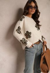 Beżowy Sweter Ozdobiony Cekinami i Naszywkami w Kształcie Kwiatów Cialuna. Brązowe swetry nierozpinane damskie Renee, z aplikacjami, z jeansu, casualowe, bez kołnierzyka, bez ramiączek. Za 159.99 zł.