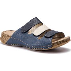 Klapki RIEKER - 61157-12 Blau Kombi. Niebieskie klapki damskie Rieker, bez wzorów, ze skóry, bez obcasa, bez zapięcia. W wyprzedaży za 169.00 zł.