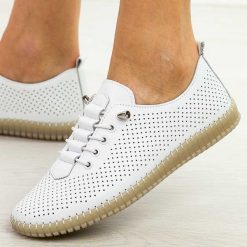 Białe skórzane półbuty damskie Filippo Dp6140/26. Białe półbuty damskie Filippo, na jesień, w ażurowe wzory, z jeansu, biznesowe, z okrągłym noskiem, bez obcasa, na płaskiej podeszwie, bez zapięcia. Za 219.00 zł.