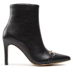 Botki DeeZee. Czarne botki damskie DeeZee, bez wzorów, bez obcasa, na szpilce, bez zapięcia. Za 219.99 zł.