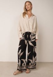 Czarne Spodnie Wiskozowe Szerokie z Florystycznym Motywem Casual Nelinore. Czarne spodnie materiałowe damskie Born2be, bez wzorów, z jeansu, casualowe. Za 49.99 zł.