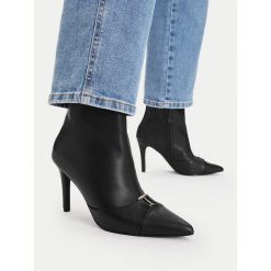Botki MEXX. Czarne botki damskie Mexx, bez wzorów, bez obcasa, na szpilce, bez zapięcia. Za 449.99 zł.