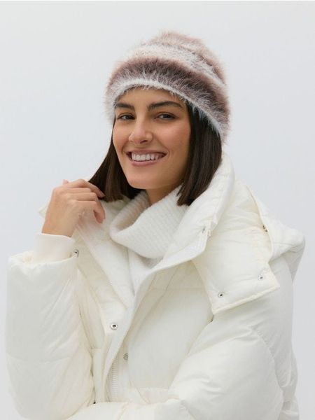 Czapka beanie - brązowy. Brązowe czapki damskie Reserved, bez wzorów. W wyprzedaży za 27.99 zł.