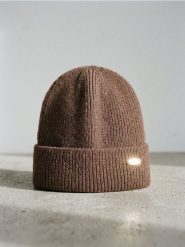 Czapka beanie z naszywką - beżowy. Brązowe czapki damskie Sinsay, z aplikacjami. Za 19.99 zł.