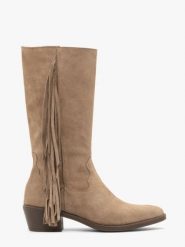 Piaskowe kozaki boho z frędzlami. Brązowe kozaki damskie Ryłko, bez wzorów, ze skóry, bez obcasa, na obcasie, bez zapięcia. Za 549.99 zł.