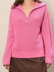 Strukturalny sweter z kołnierzykiem - różowy. Czerwone swetry nierozpinane damskie Sinsay, l, bez wzorów, bez kołnierzyka, bez ramiączek. Za 59.99 zł.