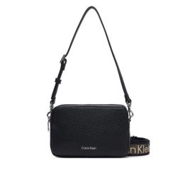 Torebka Calvin Klein. Czarne listonoszki damskie Calvin Klein, bez wzorów, bez dodatków. Za 409.99 zł.
