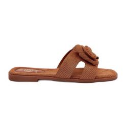 Płaskie Klapki Damskie Z Kokardką Camel brązowe. Brązowe klapki damskie na lato, bez wzorów, casualowe, bez obcasa, na płaskiej podeszwie, bez zapięcia. Za 122.08 zł.