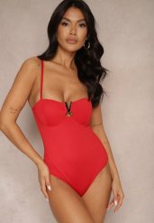 Czerwone Body z Metalową Ozdobą Areos. Czerwone body Renee, z aplikacjami. Za 29.99 zł.